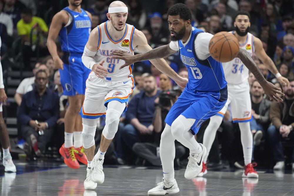 张玉宁端坐 张玉宁端坐