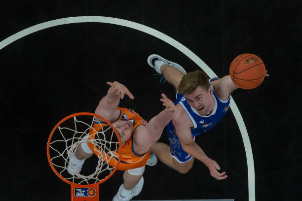 【新闻人物】比利：全球唯一三捧世界杯 一代球王陨落